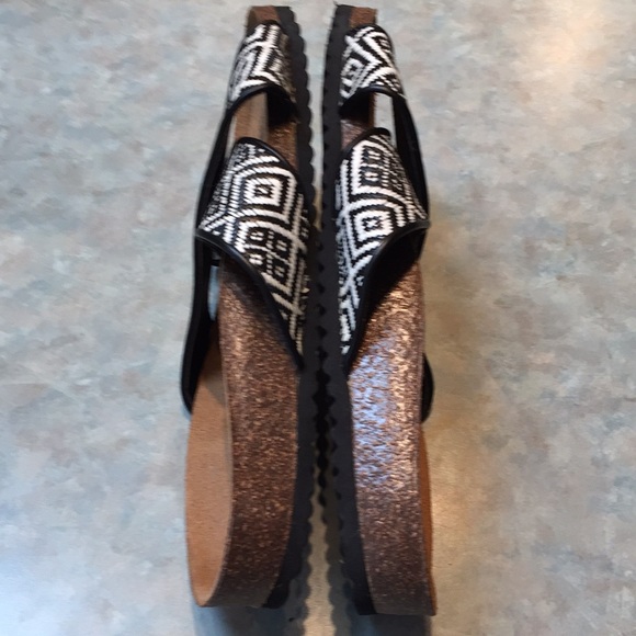 Material Girl black and white slides - Picture 2 of 6